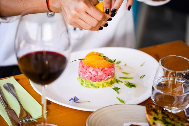 Foto seção média de mulher segurando sorvete em um restaurante