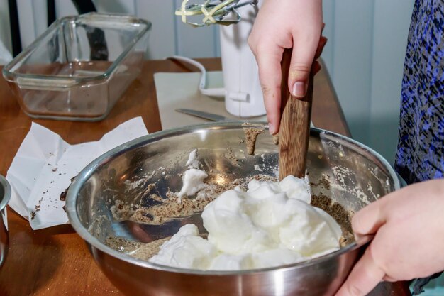Seção média de mulher segurando sorvete na cozinha