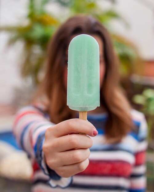 Foto seção média de mulher segurando sorvete