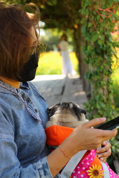 Foto seção média de mulher segurando telefone móvel