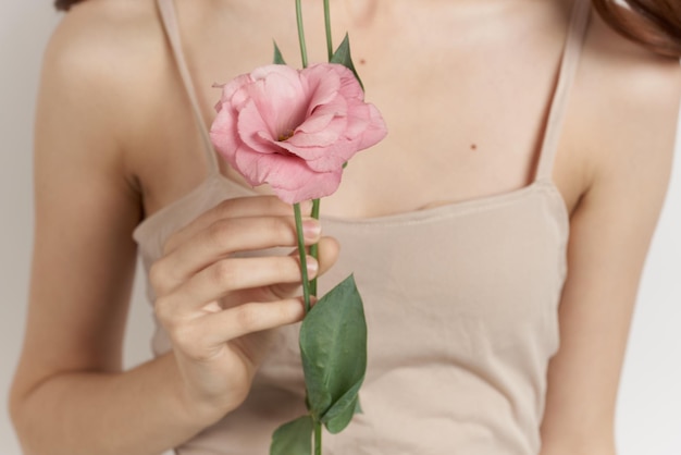 Seção média de mulher segurando um buquê de rosas