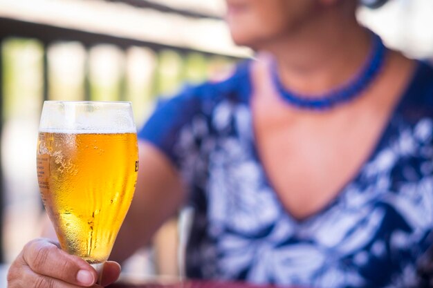 Foto seção média de mulher segurando um copo de cerveja