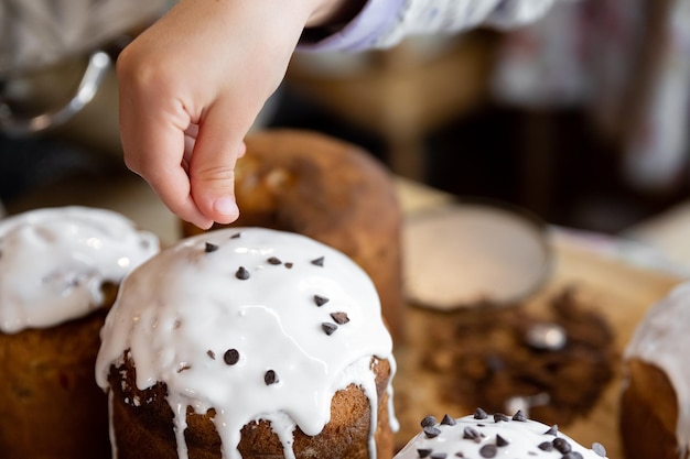 Foto seção média de mulher segurando um donut