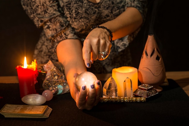 Foto seção média de mulher segurando velas iluminadas