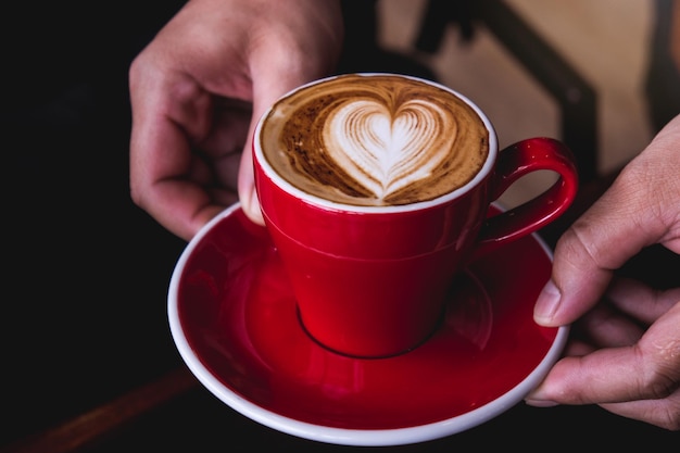 Foto seção média de mulher segurando xícara de café