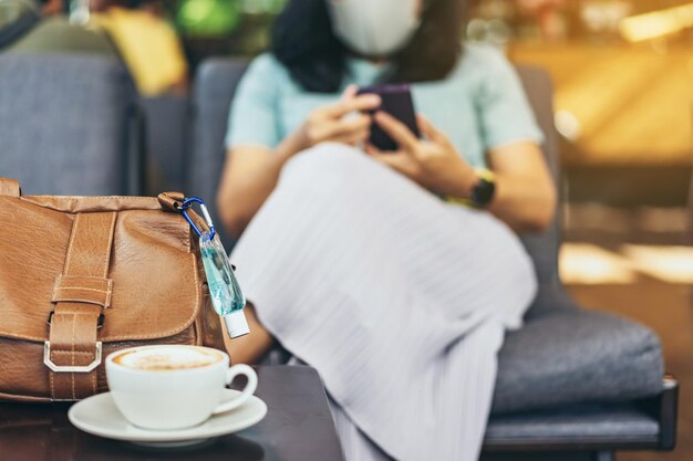 Seção média de mulher segurando xícara de café