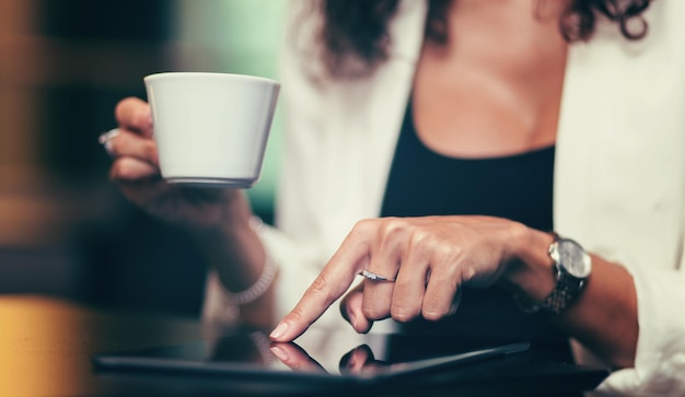 Seção média de mulher segurando xícara de café