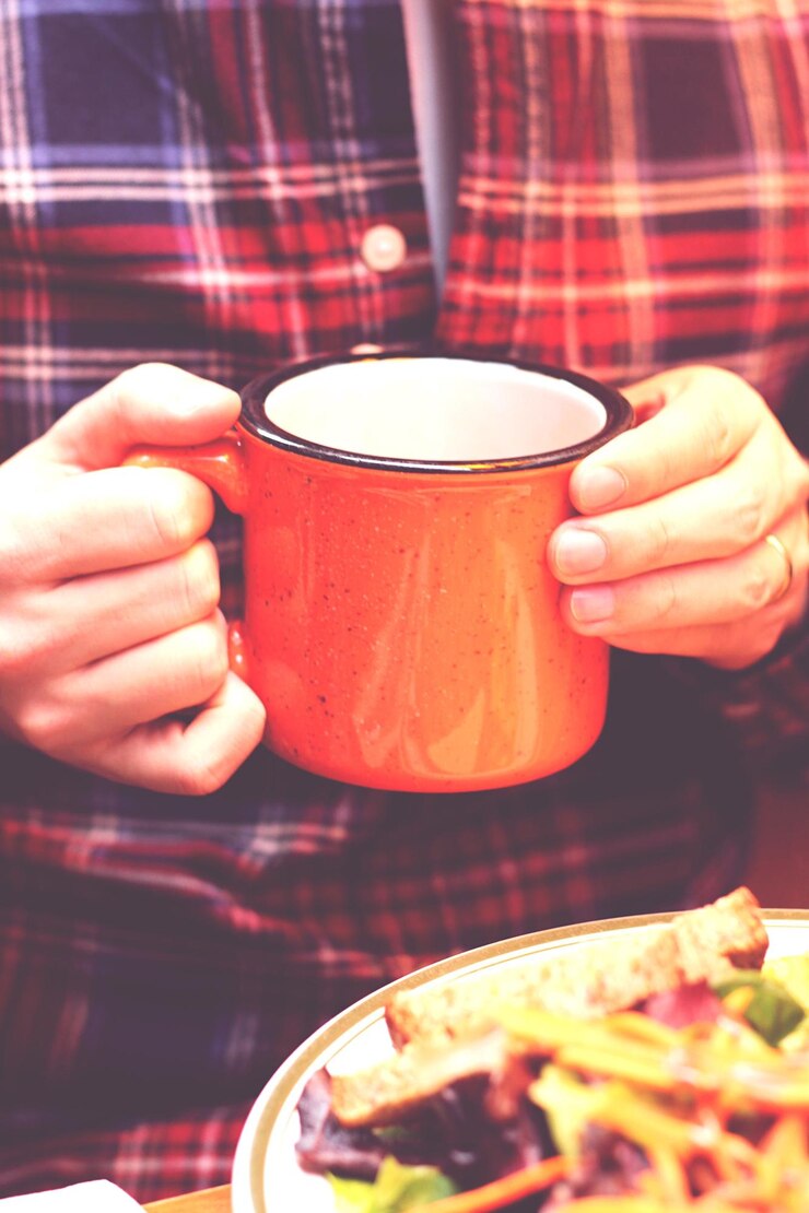 Foto seção média de mulher segurando xícara de café