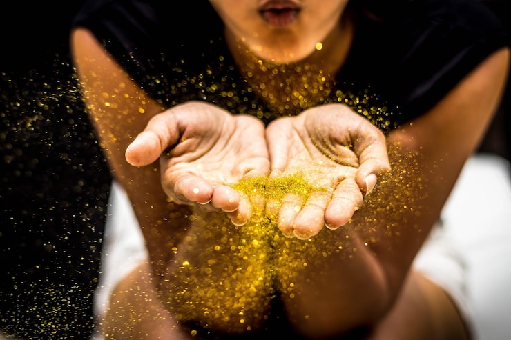 Foto seção média de mulher soprando brilhantes