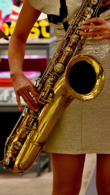 Seção média de mulher tocando saxofone