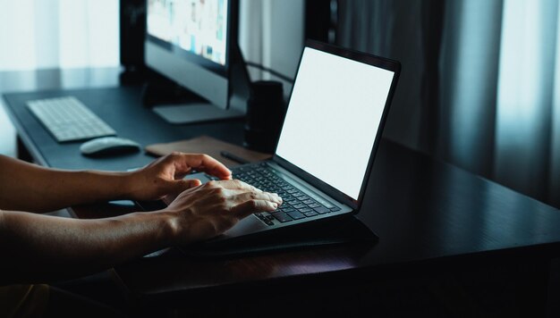 Foto seção média de mulher usando laptop em casa