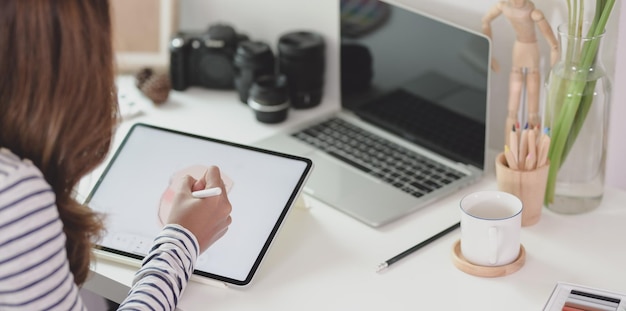 Seção média de mulher usando laptop na mesa