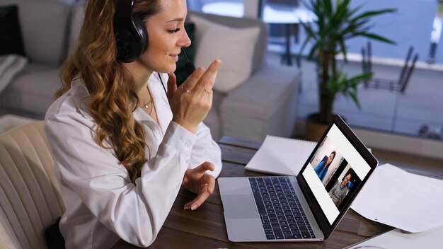 Foto seção média de mulher usando laptop na mesa