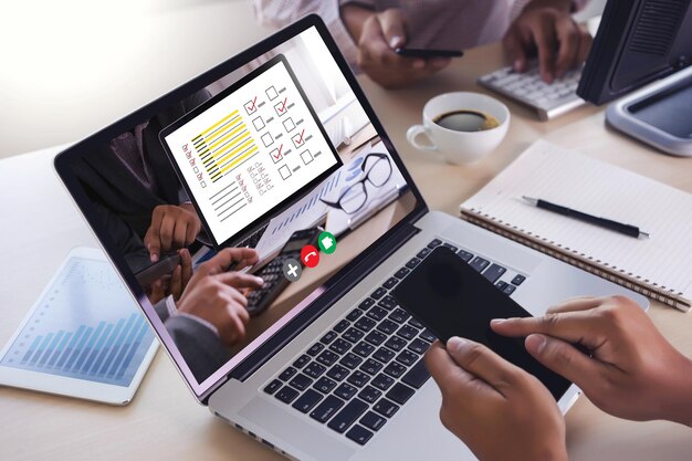 Foto seção média de mulher usando laptop na mesa