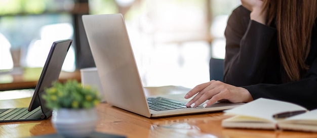 Foto seção média de mulher usando laptop na mesa
