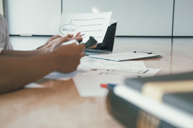 Foto seção média de mulher usando laptop na mesa