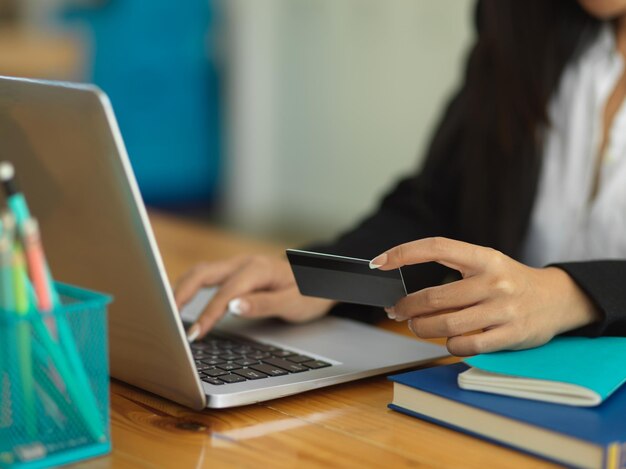 Foto seção média de mulher usando laptop na mesa