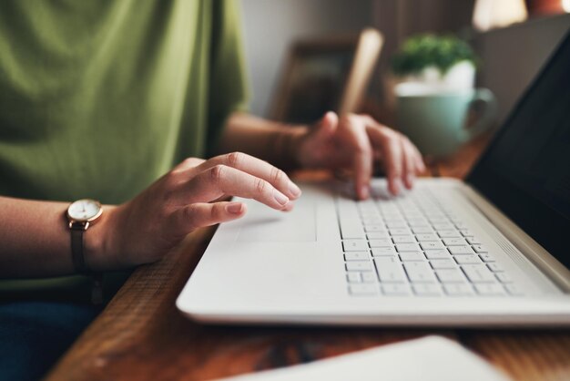 Foto seção média de mulher usando laptop na mesa