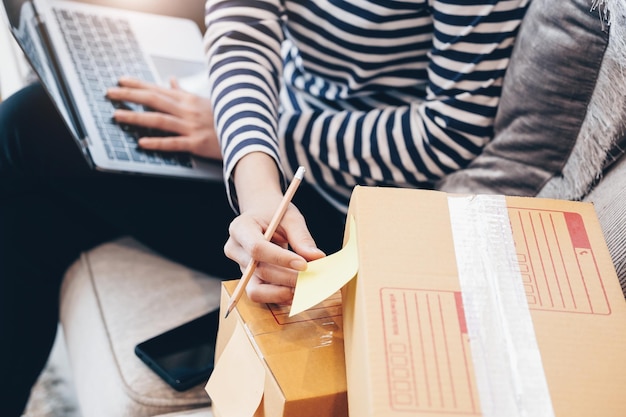 Seção média de mulher usando laptop no escritório