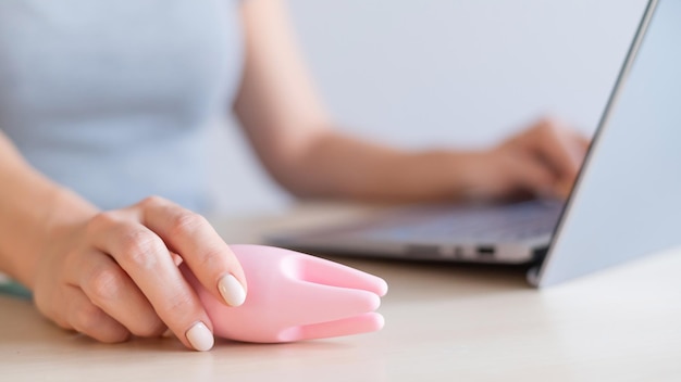 Seção média de mulher usando telefone celular na mesa