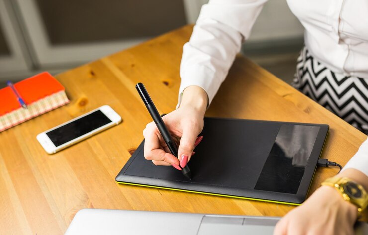 Foto seção média de mulher usando telefone inteligente na mesa