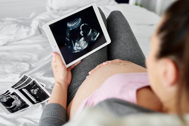 Foto seção média de mulher usando telefone móvel na cama