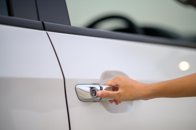 Seção média de mulher usando telefone móvel no carro