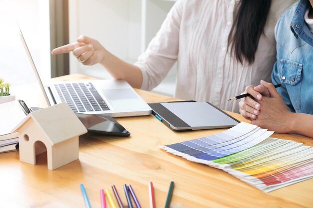 Seção média de mulheres de negócios usando laptop na mesa