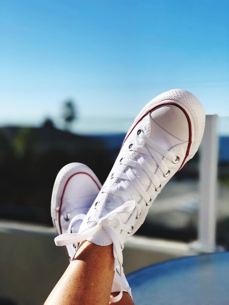 Foto seção média de mulheres vestindo sapatos de lona