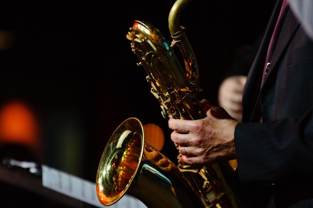 Seção média de músico tocando saxofone