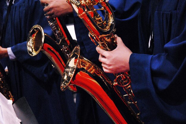 Foto seção média de músicos tocando saxofones