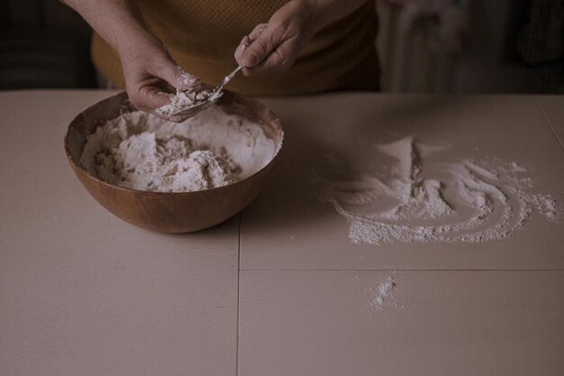 Foto seção média de pessoa preparando comida na mesa