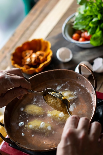 Foto seção média de pessoa preparando comida na mesa