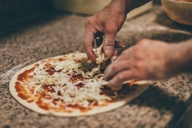 Foto seção média de pessoa preparando comida