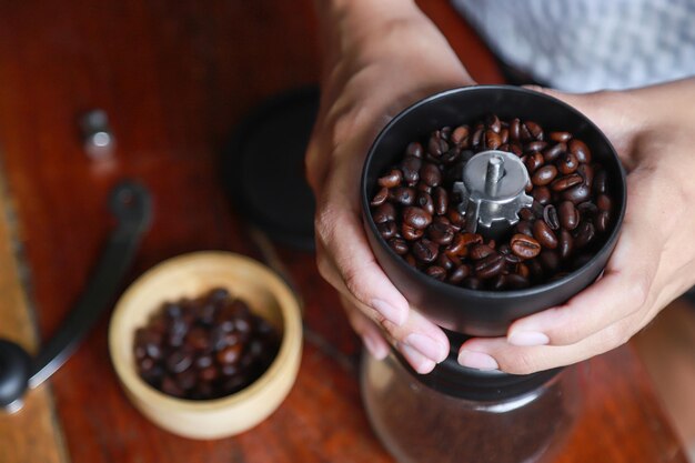 Foto seção média de pessoa segurando café