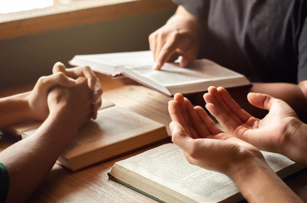 Seção média de pessoa segurando livro na mesa