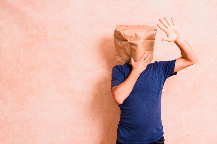 Foto seção média de pessoa segurando papel contra a parede