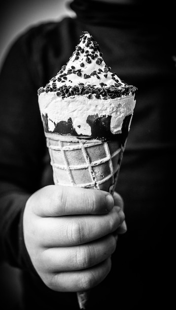 Foto seção média de pessoa segurando sorvete