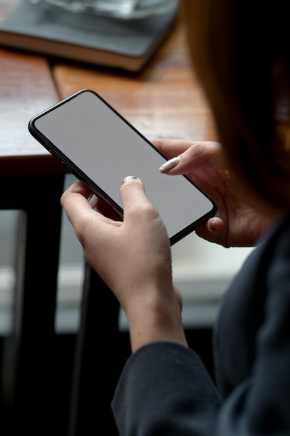 Seção média de pessoa usando telefone móvel