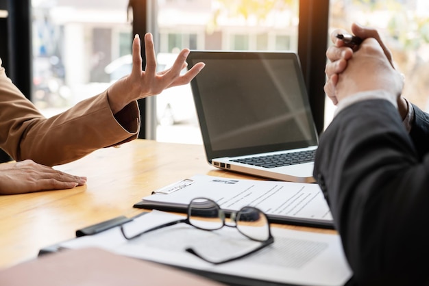 Seção média de pessoas a trabalhar na mesa