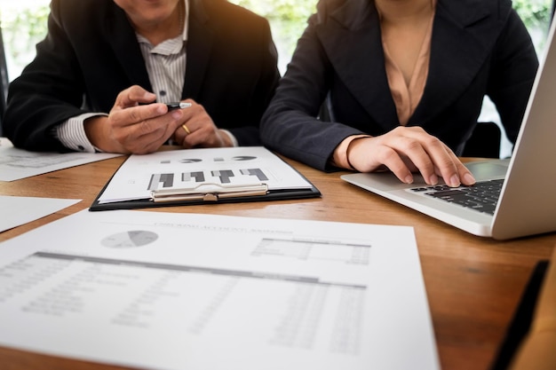 Seção média de pessoas de negócios a trabalhar na mesa do escritório