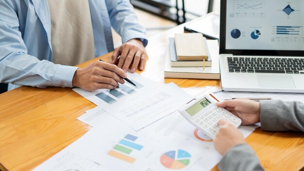 Foto seção média de pessoas de negócios a trabalhar na mesa