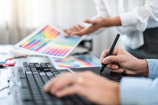 Seção média de pessoas de negócios a trabalhar na mesa
