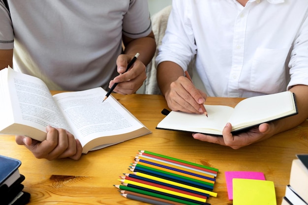 Foto seção média de pessoas estudando na mesa