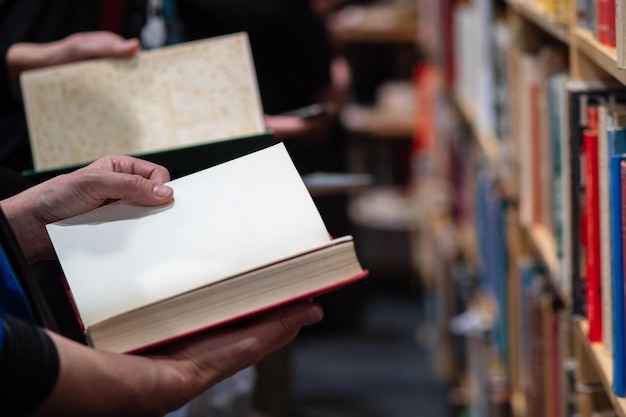 Foto seção média de pessoas segurando livros na biblioteca