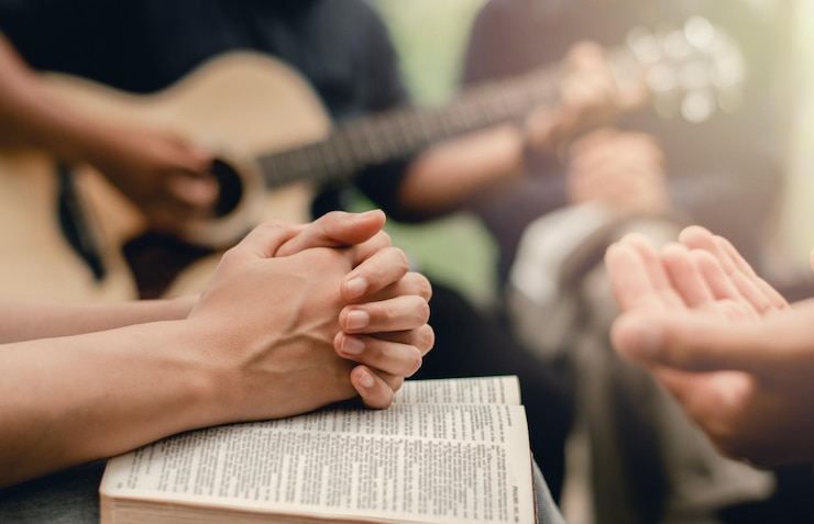 Foto seção média de pessoas tocando guitarra