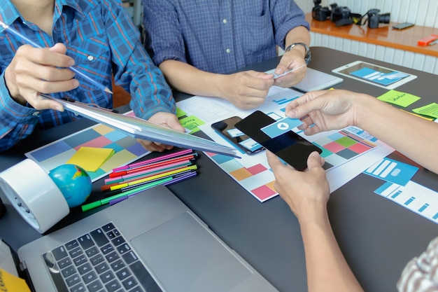 Foto seção média de profissionais de design a trabalhar na mesa