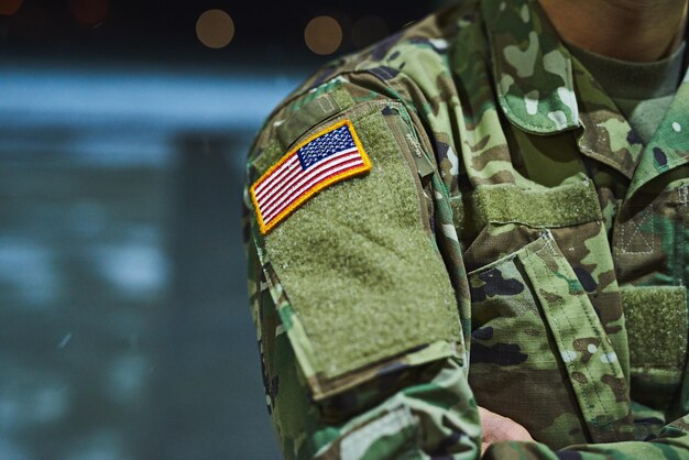 Foto seção média de soldado com mochila