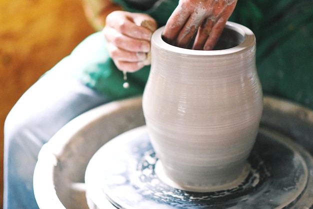 Seção média de um artesão a trabalhar na oficina