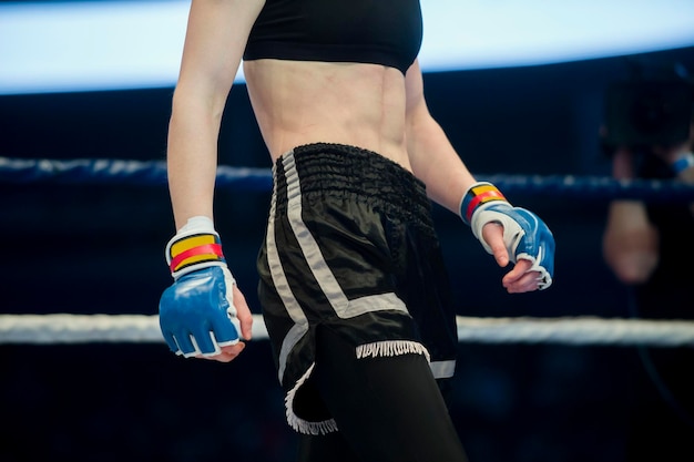 Seção média de um boxeador de pé no ringue de boxe